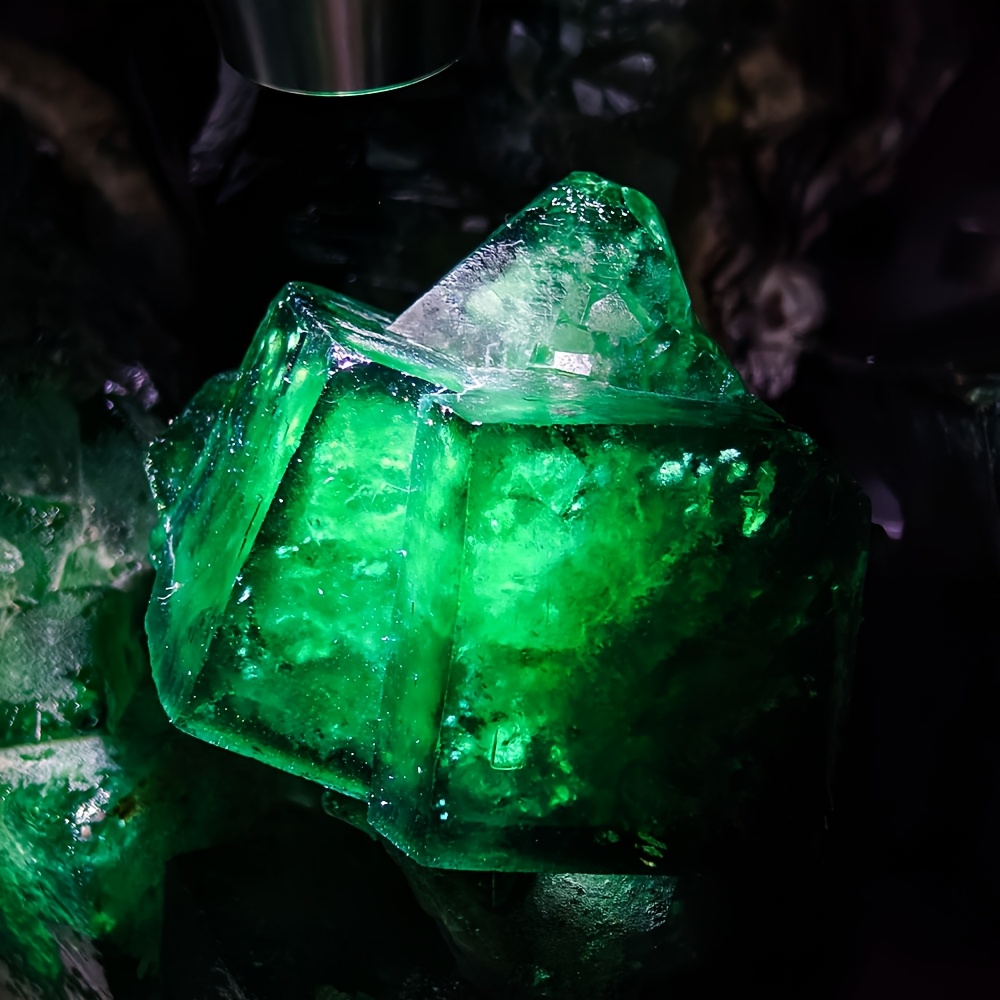 1pc Stunning Rare Green Large  - Vintage Collectible Jewelry review and price